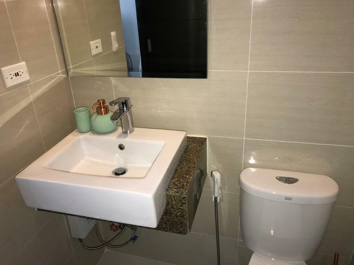 Chillax Studio 101 Newport Boulevard Manila Exteriör bild